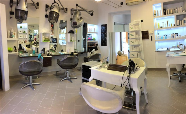  Hairdressing Job offer Cercasi parrucchiera esperta 