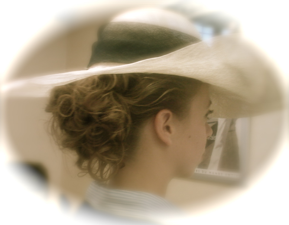 Coiffure bouclée avec Chapeau