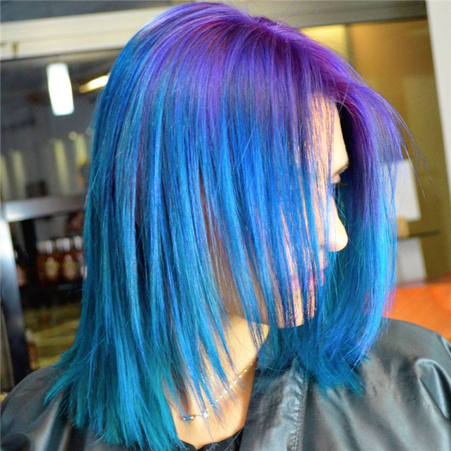 Viola e blu sulla base, blu sulle lunghezze e blu e verde acqua sulle punte. Piega liscia su capelli medio lunghi. 